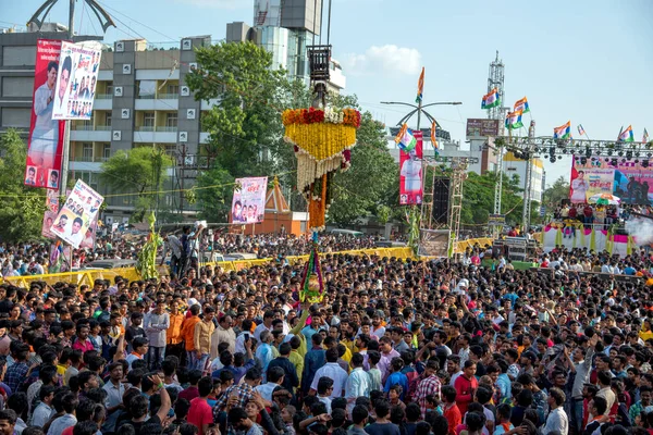 Amravati, Maharashtra, Indie - 8 września 2018: Tłum młodych ludzi bawiących się i tańczących w "Govindzie" na festiwalu Dahi Handi z okazji narodzin Boga Kryszny. — Zdjęcie stockowe