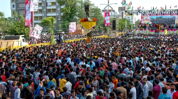 Amravati, Maharashtra, Indie - 8 września 2018: Tłum młodych ludzi bawiących się i tańczących w "Govindzie" na festiwalu Dahi Handi z okazji narodzin Boga Kryszny. — Zdjęcie stockowe