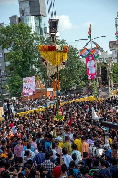 Amravati, Maharashtra, Indie - 8 września 2018: Tłum młodych ludzi bawiących się i tańczących w "Govindzie" na festiwalu Dahi Handi z okazji narodzin Boga Kryszny. — Zdjęcie stockowe