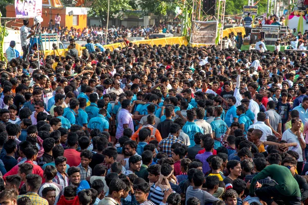 AMRAVATI, MAHARASHTRA, INDIA - 8 SEPTEMBER 2018: Crowd of young People enjoying and dancing in the "Govinda" at Dahi Handi festival to celebrate God Krishna's Birth. — Stock Photo, Image