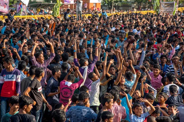 Amravati, Maharashtra, India - 2018. szeptember 8.: Fiatalok tömegei élvezik és táncolnak a Govindában a Dahi Handi fesztiválon, hogy megünnepeljék Krishna Isten születését. — Stock Fotó