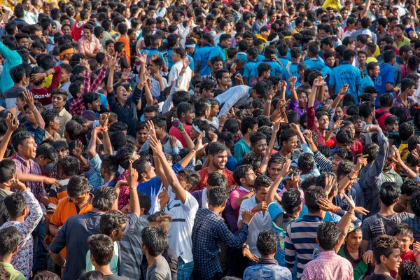 AMRAVATI, MAHARASHTRA, INDIA - 8 SEPTEMBER 2018: Crowd of young People enjoying and dancing in the "Govinda" at Dahi Handi festival to celebrate God Krishna's Birth. — Stock Photo, Image