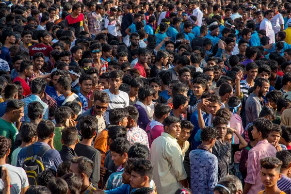 AMRAVATI, MAHARASHTRA, INDIA - 8 DE SEPTIEMBRE DE 2018: Multitud de jóvenes disfrutando y bailando en el "Govinda" en el festival Dahi Handi para celebrar el Nacimiento de Dios Krishna . —  Fotos de Stock