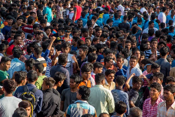 AMRAVATI, MAHARASHTRA, ÍNDIA - 8 DE SETEMBRO DE 2018: Multidão de jovens curtindo e dançando no festival "Govinda" no Dahi Handi para celebrar o nascimento de Deus Krishna . — Fotografia de Stock