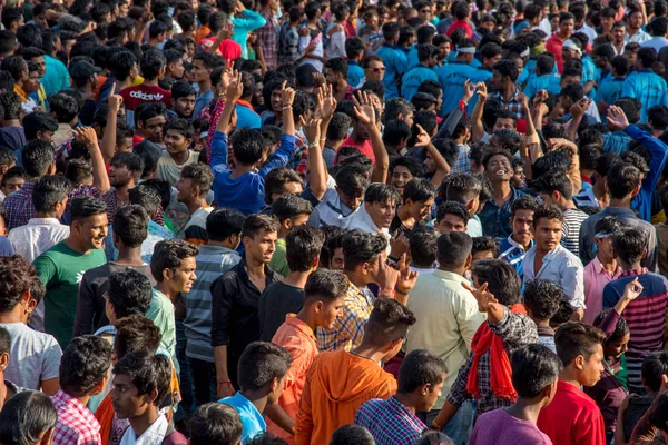 Amravati, Maharashtra, Indie - 8 września 2018: Tłum młodych ludzi bawiących się i tańczących w "Govindzie" na festiwalu Dahi Handi z okazji narodzin Boga Kryszny. — Zdjęcie stockowe