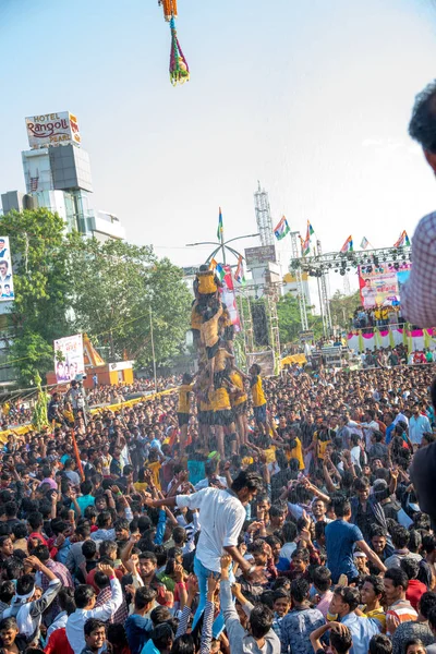 AMRAVATI, MAHARASHTRA, ÍNDIA - 8 DE SETEMBRO DE 2018: Multidão de jovens curtindo e dançando no festival "Govinda" no Dahi Handi para celebrar o nascimento de Deus Krishna . — Fotografia de Stock