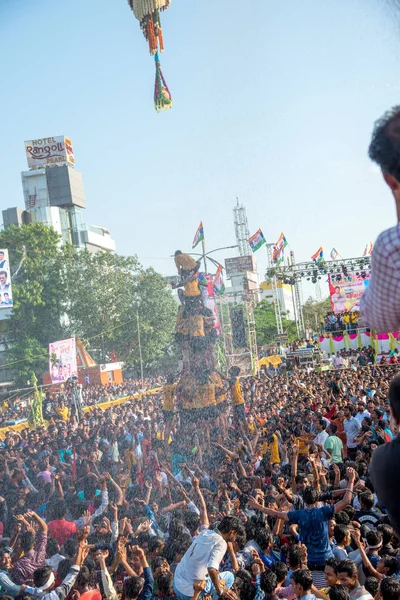 AMRAVATI, MAHARASHTRA, INDIA - 8 DE SEPTIEMBRE DE 2018: Multitud de jóvenes disfrutando y bailando en el "Govinda" en el festival Dahi Handi para celebrar el Nacimiento de Dios Krishna . — Foto de Stock