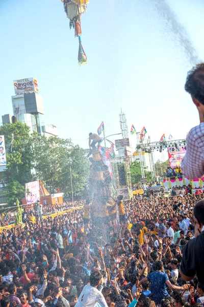 AMRAVATI, MAHARASHTRA, INDIA - 8 DE SEPTIEMBRE DE 2018: Multitud de jóvenes disfrutando y bailando en el "Govinda" en el festival Dahi Handi para celebrar el Nacimiento de Dios Krishna . — Foto de Stock