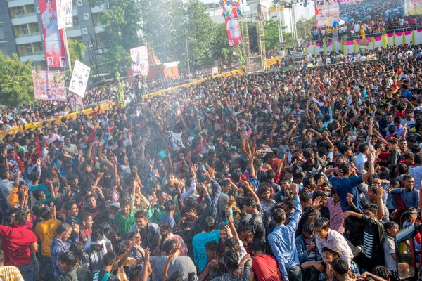 Amravati, Maharashtra, Indie - 8 września 2018: Tłum młodych ludzi bawiących się i tańczących w "Govindzie" na festiwalu Dahi Handi z okazji narodzin Boga Kryszny. — Zdjęcie stockowe