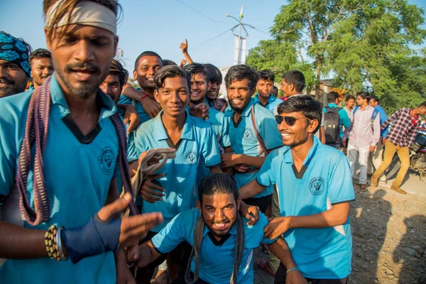 Amravati, Maharashtra, Hindistan - 8 Eylül 2018: Tanrı Krishna 'nın doğumunu kutlamak için "Govinda" festivalinde eğlenen ve dans eden bir grup genç. — Stok fotoğraf