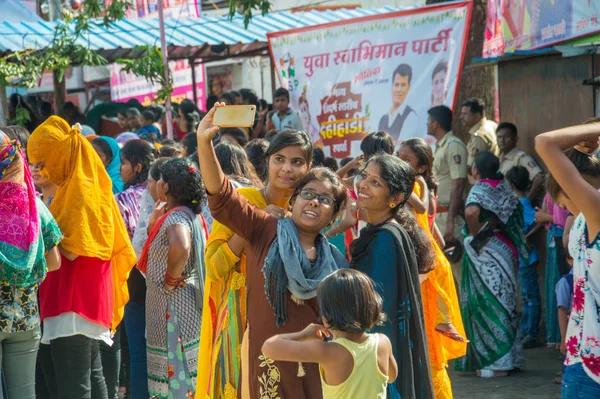 AMRAVATI, MAHARASHTRA, INDIA - 8 SEPTEMBER 2018: Crowd of young People enjoying and dancing in the "Govinda" at Dahi Handi festival to celebrate God Krishna's Birth. — Stock Photo, Image