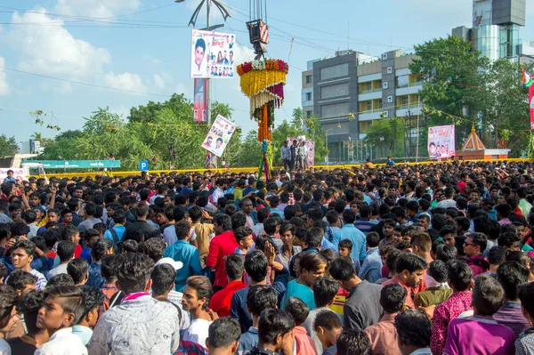 Amravati, Maharashtra, Indie - 8 września 2018: Tłum młodych ludzi bawiących się i tańczących w "Govindzie" na festiwalu Dahi Handi z okazji narodzin Boga Kryszny. — Zdjęcie stockowe