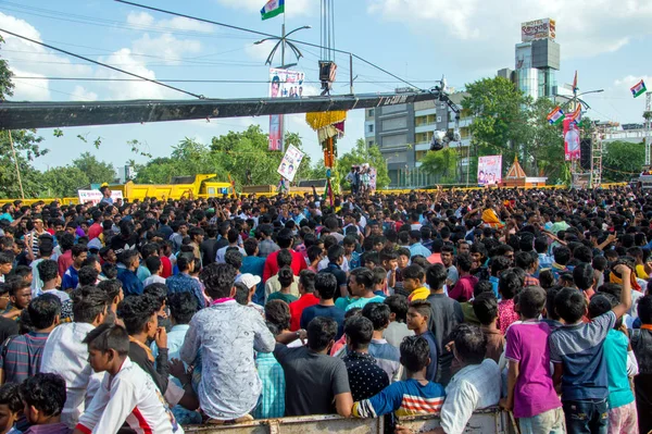 Amravati, Maharashtra, Indie - 8 września 2018: Tłum młodych ludzi bawiących się i tańczących w "Govindzie" na festiwalu Dahi Handi z okazji narodzin Boga Kryszny. — Zdjęcie stockowe