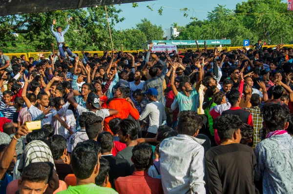 Amravati, Maharashtra, India - 2018. szeptember 8.: Fiatalok tömegei élvezik és táncolnak a Govindában a Dahi Handi fesztiválon, hogy megünnepeljék Krishna Isten születését. — Stock Fotó