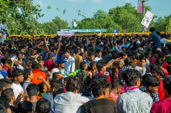 Amravati, Maharashtra, India - 8 september 2018: Jongeren genieten en dansen in de Govinda op Dahi Handi festival om God Krishna 's Geboorte te te vieren. — Stockfoto