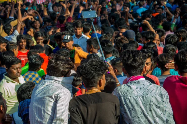 Amravati, Maharashtra, Indie - 8 września 2018: Tłum młodych ludzi bawiących się i tańczących w "Govindzie" na festiwalu Dahi Handi z okazji narodzin Boga Kryszny. — Zdjęcie stockowe