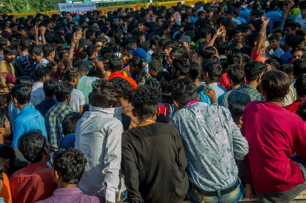 Amravati, Maharashtra, Hindistan - 8 Eylül 2018: Tanrı Krishna 'nın doğumunu kutlamak için "Govinda" festivalinde eğlenen ve dans eden bir grup genç. — Stok fotoğraf