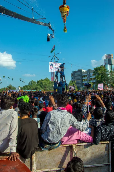 Amravati, Maharashtra, Indie - 8 września 2018: Tłum młodych ludzi bawiących się i tańczących w "Govindzie" na festiwalu Dahi Handi z okazji narodzin Boga Kryszny. — Zdjęcie stockowe