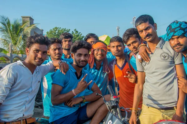 Amravati, Maharashtra, India - 8 september 2018: Jongeren genieten en dansen in de Govinda op Dahi Handi festival om God Krishna 's Geboorte te te vieren. — Stockfoto