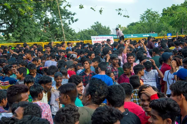 Amravati, Maharashtra, India - 2018. szeptember 8.: Fiatalok tömegei élvezik és táncolnak a Govindában a Dahi Handi fesztiválon, hogy megünnepeljék Krishna Isten születését. — Stock Fotó