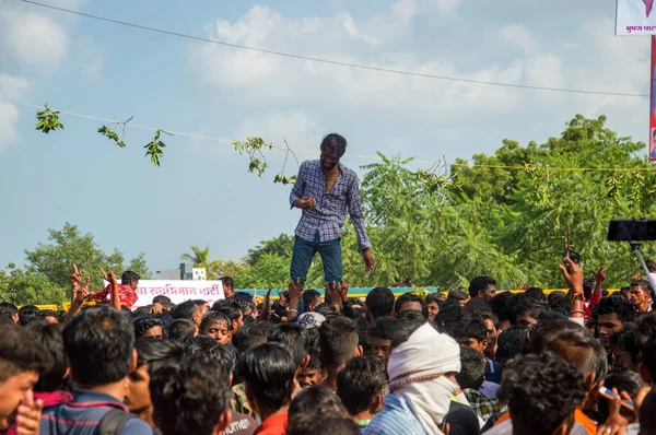 Amravati, Maharashtra, Indien - 8 september 2018: Ungdomsskara som njuter av och dansar i "Govinda" på Dahi Handi-festivalen för att fira Gud Krishnas födelse. — Stockfoto