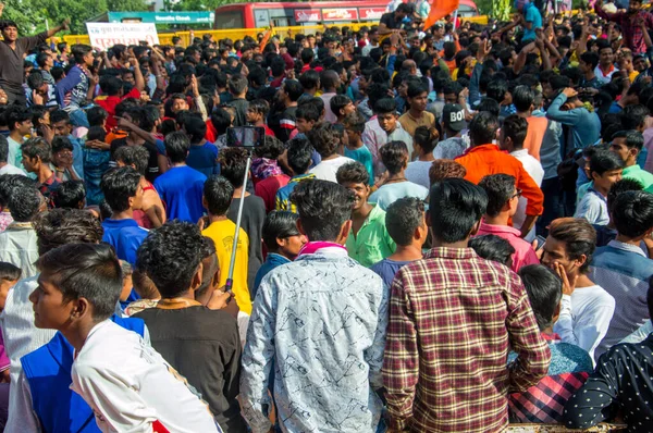 АМРАВАТИ, МАХАРАШТРА, Индия - 8 СЕНТЯБРЯ 2018: Толпа молодых людей, наслаждающихся и танцующих в "Говинде" на фестивале "Дахи Ханди" в честь дня рождения Кришны . — стоковое фото
