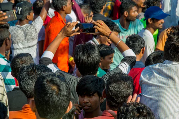 АМРАВАТИ, МАХАРАШТРА, Индия - 8 СЕНТЯБРЯ 2018: Толпа молодых людей, наслаждающихся и танцующих в "Говинде" на фестивале "Дахи Ханди" в честь дня рождения Кришны . — стоковое фото