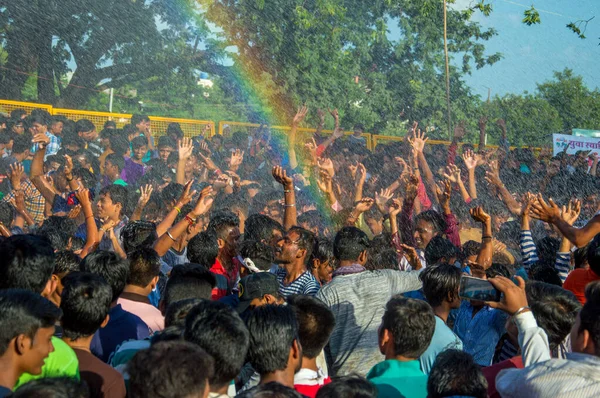 Amravati, Maharashtra, India - 8 вересня 2018: Натовп молодих людей насолоджується і танцює в "Говінді" на фестивалі Dahi Handi, щоб відсвяткувати народження Бога Крішни.. — стокове фото