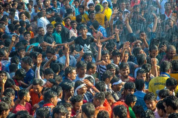 Amravati, Maharashtra, Indien - 8 september 2018: Ungdomsskara som njuter av och dansar i "Govinda" på Dahi Handi-festivalen för att fira Gud Krishnas födelse. — Stockfoto