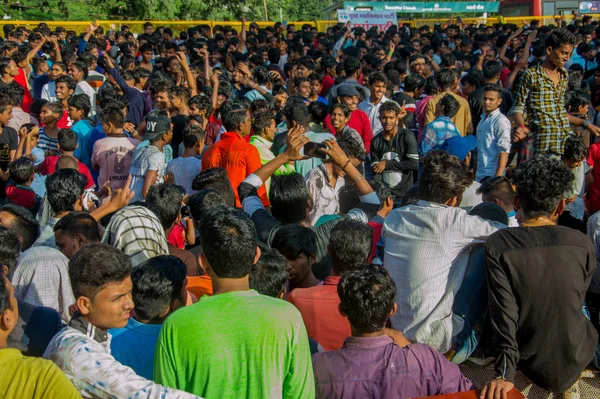 Amravati, Maharashtra, India - 2018. szeptember 8.: Fiatalok tömegei élvezik és táncolnak a Govindában a Dahi Handi fesztiválon, hogy megünnepeljék Krishna Isten születését. — Stock Fotó