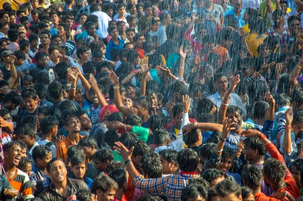 Amravati, Maharashtra, Indie - 8 września 2018: Tłum młodych ludzi bawiących się i tańczących w "Govindzie" na festiwalu Dahi Handi z okazji narodzin Boga Kryszny. — Zdjęcie stockowe
