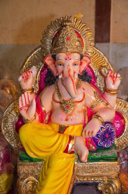 Hindu Tanrısı Ganesha 'nın heykeli. Ganesha Festivali sırasında Ganesha İdol 'un bir atölyesinde..