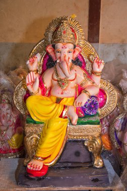 Hindu Tanrısı Ganesha 'nın heykeli. Ganesha Festivali sırasında Ganesha İdol 'un bir atölyesinde..