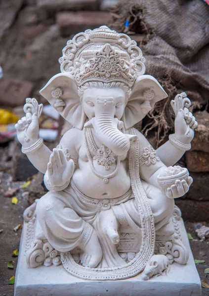 Statue of Hindu God Ganesha. close up of Ganesha Idol at an artist's workshop during Ganesha Festival. — Stock Photo, Image