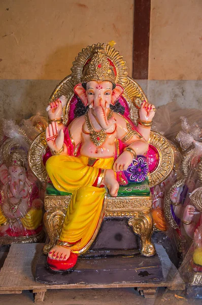 Estátua de Deus Hindu Ganesha. perto de Ganesha Idol na oficina de um artista durante o Festival de Ganesha . — Fotografia de Stock