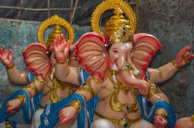 Hindu Tanrısı Ganesha 'nın heykeli. Ganesha Festivali sırasında Ganesha İdol 'un bir atölyesinde..