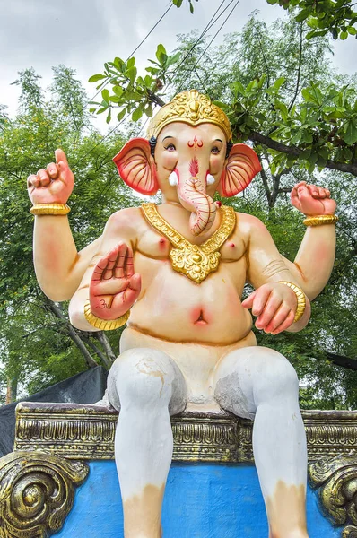 힌두교의 신가 네 샤의 동상이야. ganesha 페스 티 발 (ganesha festival) 에서 아티스트 워크 샵 에서 ganesha 우상을 가까이 서 본 모습. — 스톡 사진