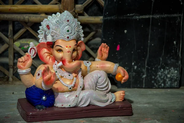 Estátua de Deus Hindu Ganesha. perto de Ganesha Idol na oficina de um artista durante o Festival de Ganesha . — Fotografia de Stock