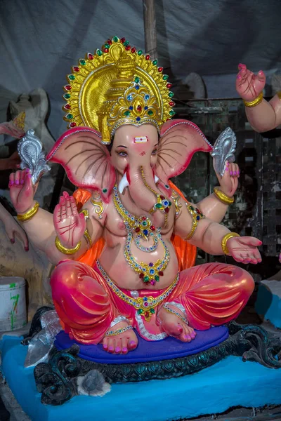 Statue du Dieu hindou Ganesha. gros plan de Ganesha Idol dans un atelier d'artiste pendant le Festival de Ganesha . — Photo