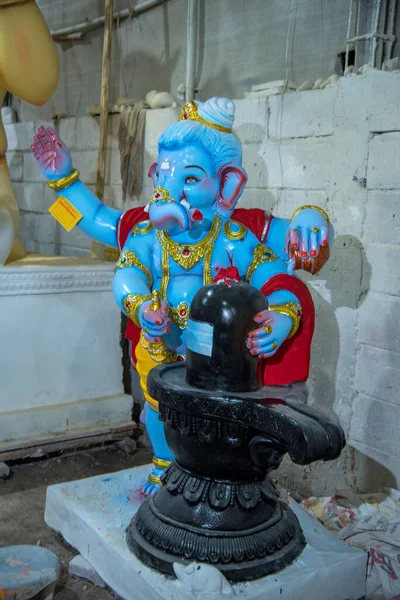 Statue of Hindu God Ganesha. close up of Ganesha Idol at an artist's workshop during Ganesha Festival. — Stock Photo, Image