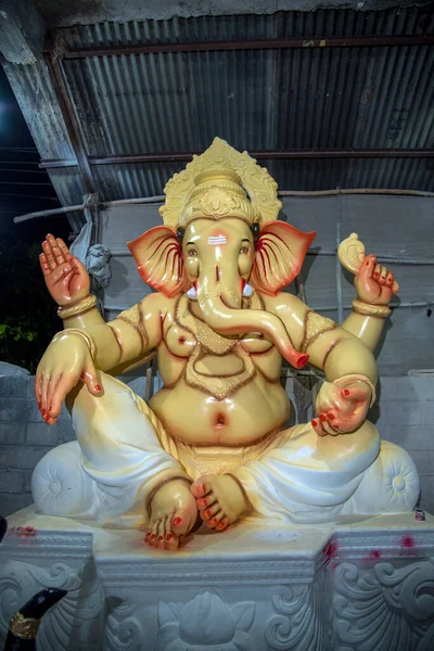 힌두교의 신가 네 샤의 동상이야. ganesha 페스 티 발 (ganesha festival) 에서 아티스트 워크 샵 에서 ganesha 우상을 가까이 서 본 모습. — 스톡 사진