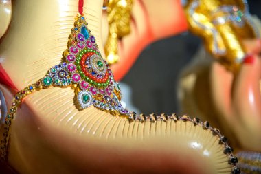 Hindu Tanrısı Ganesha 'nın heykeli. Ganesha Festivali sırasında Ganesha İdol 'un bir atölyesinde..