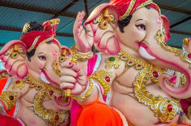 Hindu Tanrısı Ganesha 'nın heykeli. Ganesha Festivali sırasında Ganesha İdol 'un bir atölyesinde..