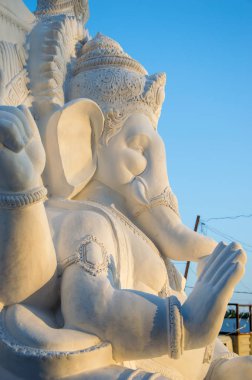 Hindu Tanrısı Ganesha 'nın heykeli. Ganesha Festivali sırasında Ganesha İdol 'un bir atölyesinde..