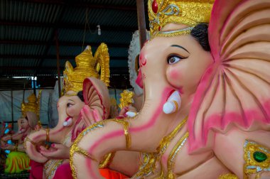 Hindu Tanrısı Ganesha 'nın heykeli. Ganesha Festivali sırasında Ganesha İdol 'un bir atölyesinde..