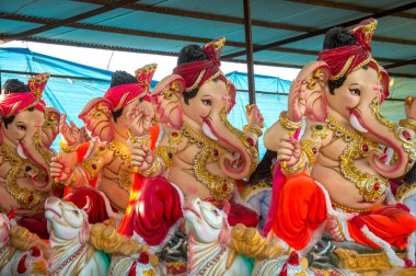 Hindu Tanrısı Ganesha 'nın heykeli. Ganesha Festivali sırasında Ganesha İdol 'un bir atölyesinde..