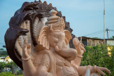 Hindu Tanrısı Ganesha 'nın heykeli. Ganesha Festivali sırasında Ganesha İdol 'un bir atölyesinde..
