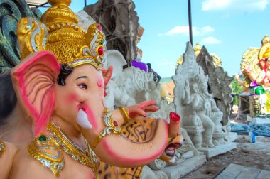Hindu Tanrısı Ganesha 'nın heykeli. Ganesha Festivali sırasında Ganesha İdol 'un bir atölyesinde..