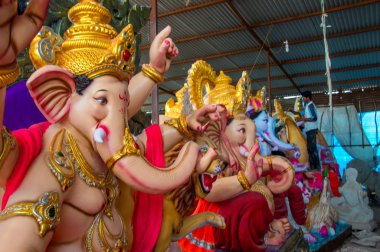 Hindu Tanrısı Ganesha 'nın heykeli. Ganesha Festivali sırasında Ganesha İdol 'un bir atölyesinde..