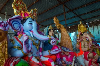 Hindu Tanrısı Ganesha 'nın heykeli. Ganesha Festivali sırasında Ganesha İdol 'un bir atölyesinde..